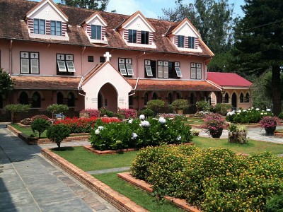 800px-Domaine_de_Marie_courtyard_2.JPG